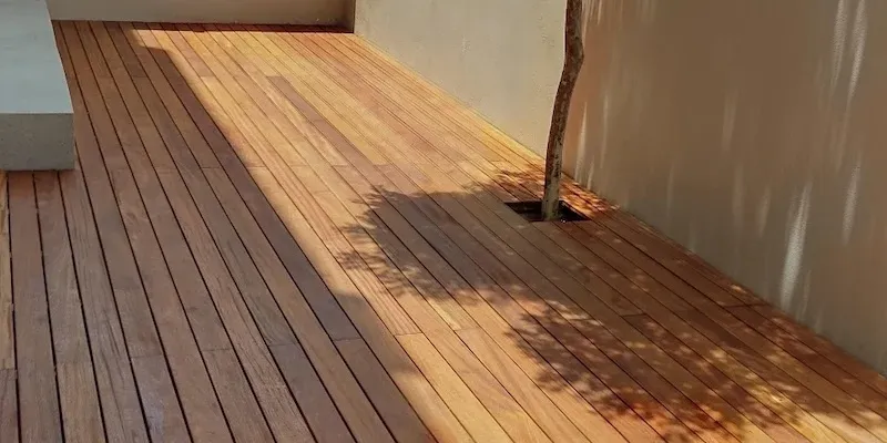 Deck de madera natural y sintético