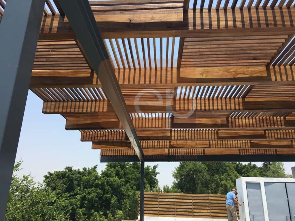 Pérgola de madera natural instalada en jardín residencial