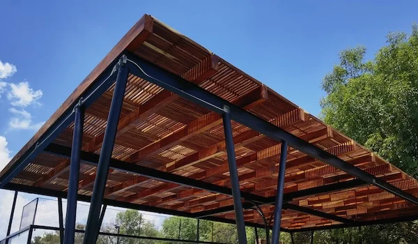 Pérgola de madera con acero